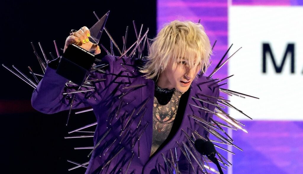 Taylor Swift is the most awarded at American Music Awards 3 Machine gun kelly wins favourite pop artist